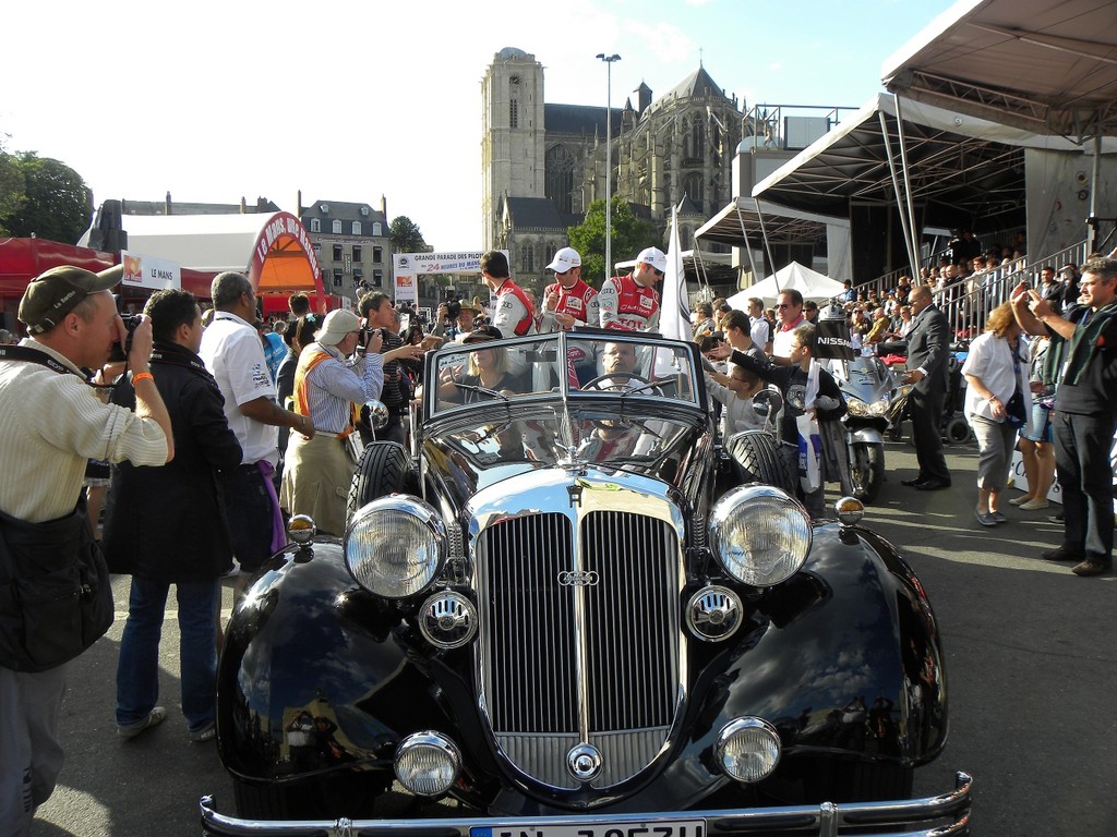 Le Mans 2011: Fahrerparade mit den Teams in Oldtimern.