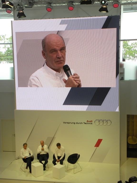 Le Mans 2011: Jürgen Pippig, Audi-Motorsportpresse, Dr. Wolfgang Ulrich, Audi-Motorsportchef, Ralf Jüttner vom Team Joest (von links) beim ersten Briefing.