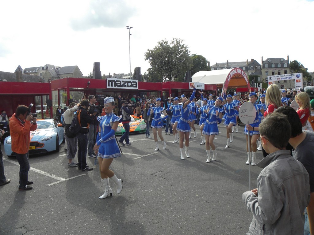 Le Mans 2011: Zur Auflockerung der Fahrerparade am Freitag.