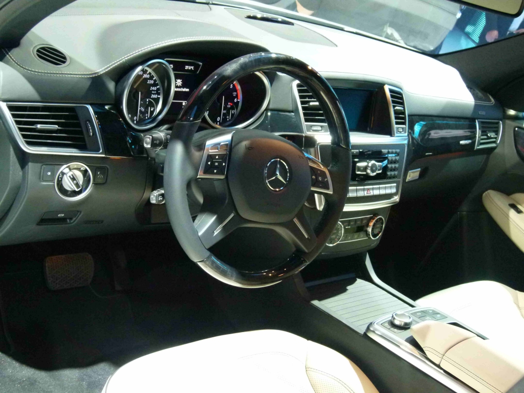 Mercedes-Benz M-Klasse: Das Fahrwerk hält mehr aus als der Fahrer ...
