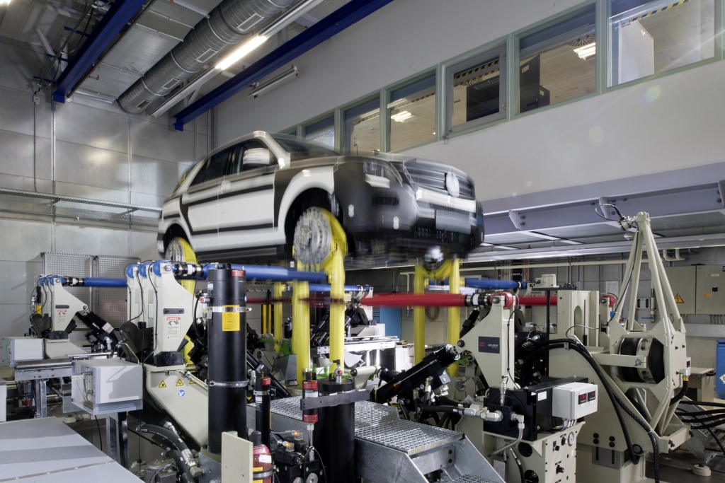Mercedes-Benz M-Klasse: Das Fahrwerk hält mehr aus als der Fahrer ...