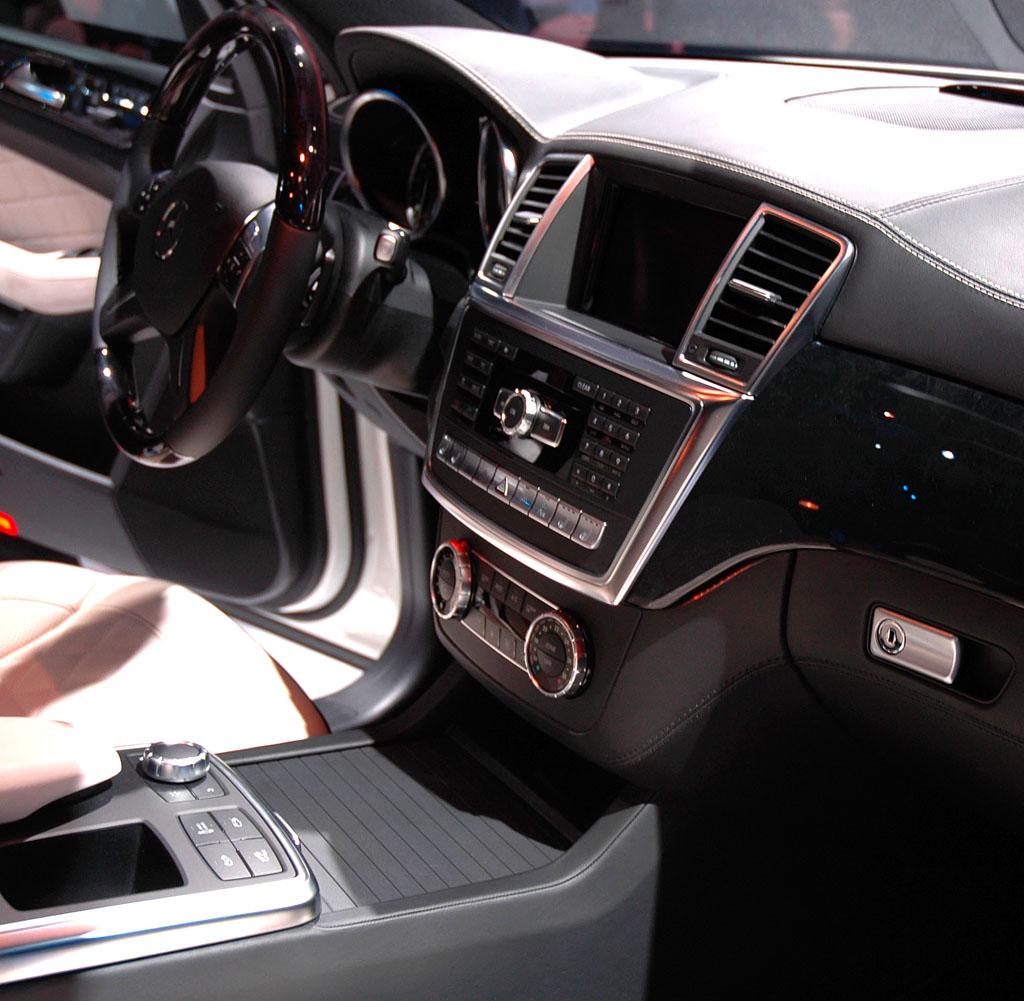 Mercedes M-Klasse: Blick ins deutlich wertigere Cockpit. 