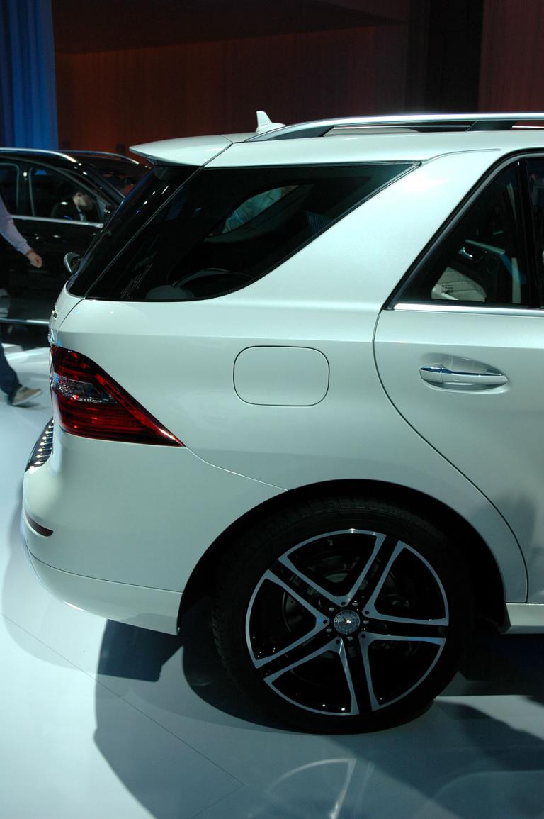 Mercedes M-Klasse: Ein Dachkantenspoiler rundet das Heck nach oben ab. 