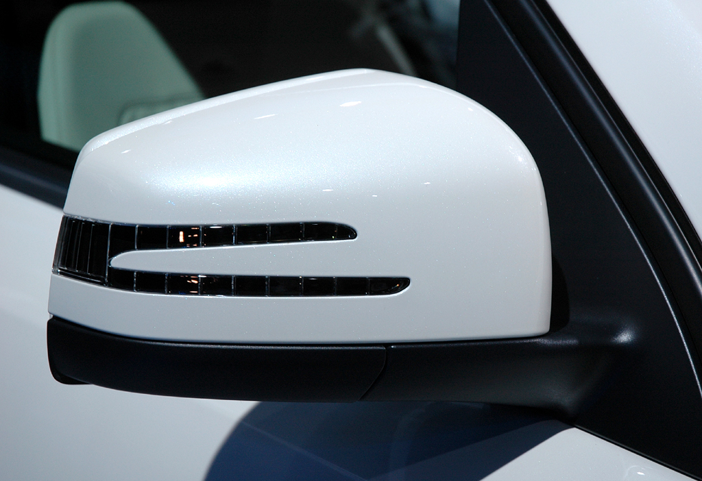 Mercedes M-Klasse: In die Außenspiegel sind Blinkerleisten integriert. 