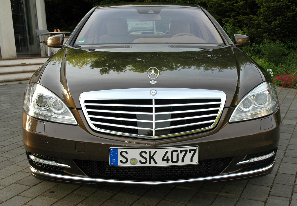 Mercedes S350 Bluetec: Blick auf die Frontpartie der Luxuslimousine. 