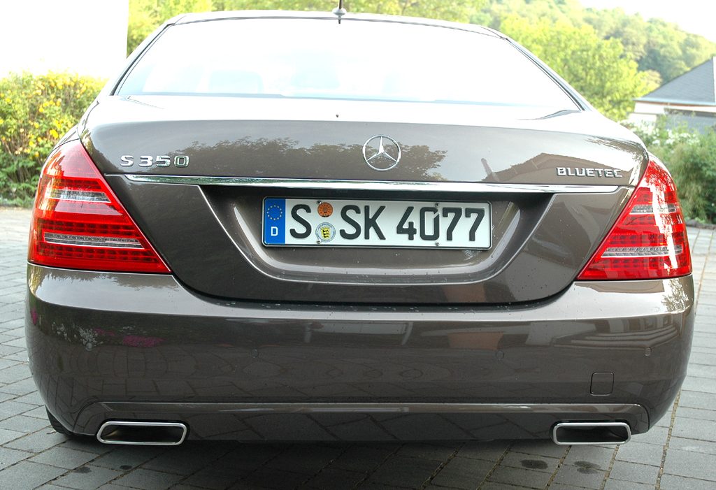 Mercedes S350 Bluetec: Blick auf die Heckpartie der Stuttgarter Oberklasse. 
