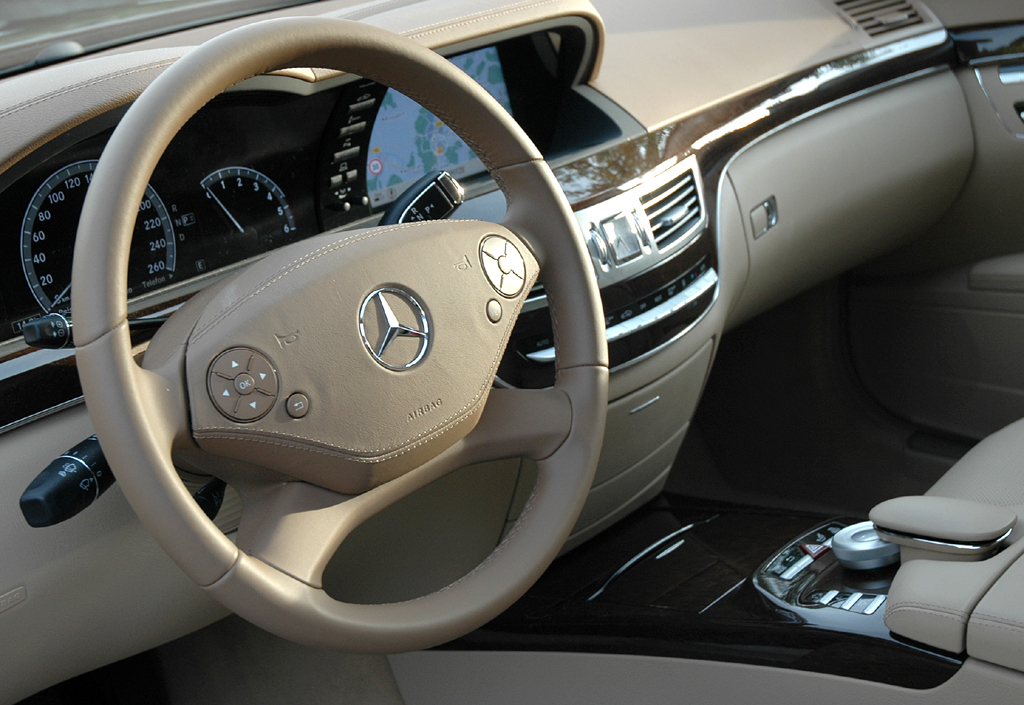 Mercedes S350 Bluetec: Blick ins recht übersichtlich gestaltete Cockpit. 