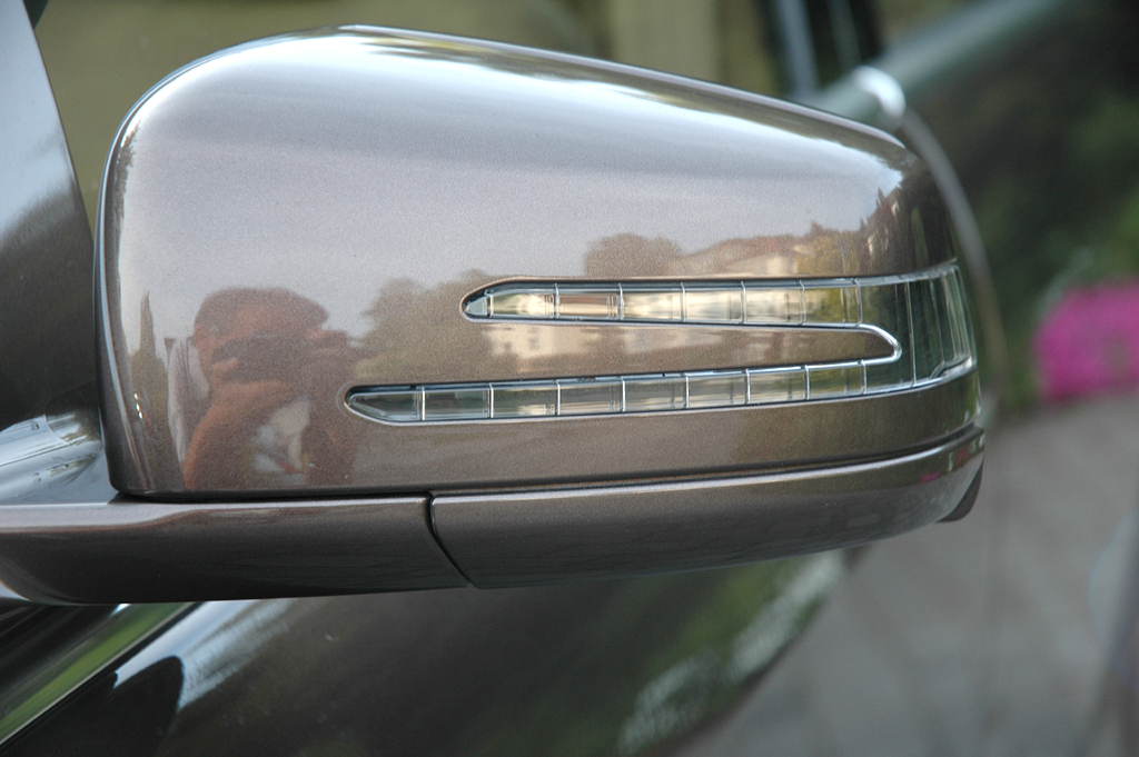 Mercedes S350 Bluetec: In die Außenspiegel sind LED-Blinkleisten integriert. 