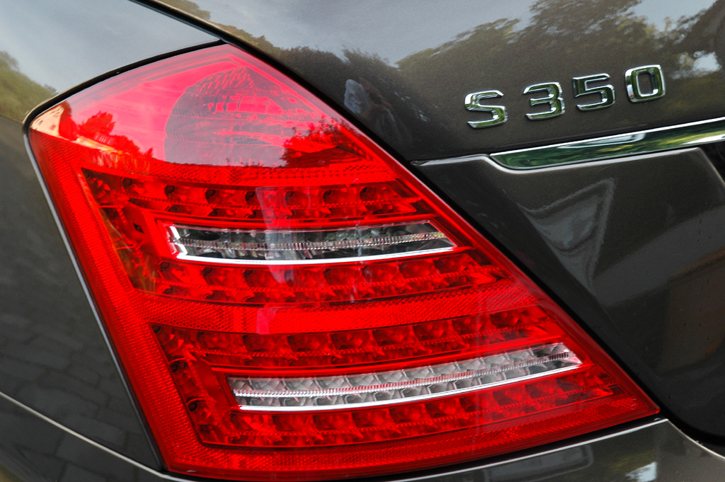 Mercedes S350 Bluetec: Moderne LED-Leuchteinheit mit Modellschriftzug hinten. 