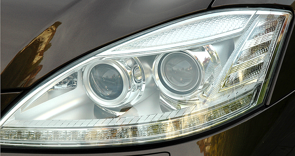 Mercedes S350 Bluetec: Moderne Leuchteinheit mit Bi-Xenon-Scheinwerfern vorn. 