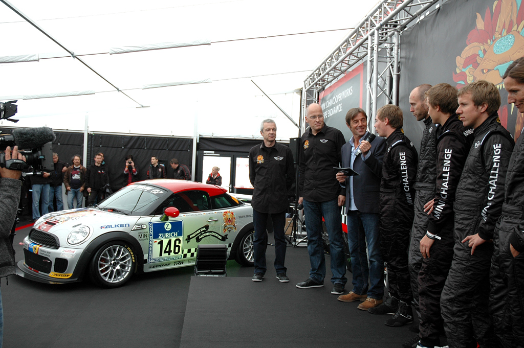 Mini Coupé: Bei der Premiere des Rennfahrzeugs auf dem Nürburgring unter anderem mit (von links) Technikkoordinator Udo Mark und Mini-Motorsport-Chef Dirk Hollweg auf der Bühne.