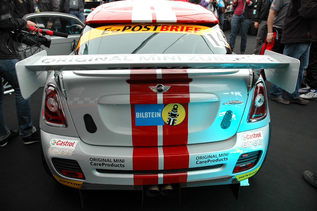 Mini Coupé: Das Rennfahrzeug kommt mit einem riesigen verstellbaren Heckflügel daher. 