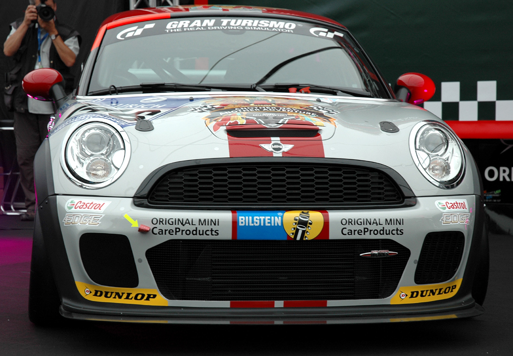 Mini Coupé: Die Front des Rennfahrzeugs ist natürlich noch stärker rennmäßig ausgeprägt. 