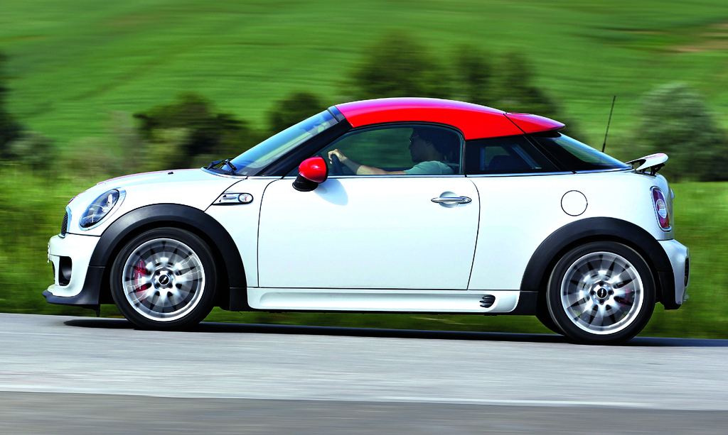 Mini Coupé: Die Frontscheibe ist auch bei der Serienversion stark geneigt. 