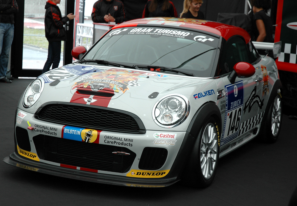 Mini Coupé: Front-/Seitenansicht des Rennfahrzeugs. 