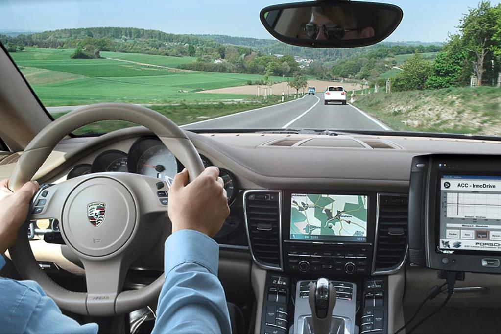 Mit dem Assistenzsystem ACC Inno Drive von Porsche kann sich der Fahrer voll und ganz auf das Lenken konzentrieren - den Rest übernimmt die Software. 