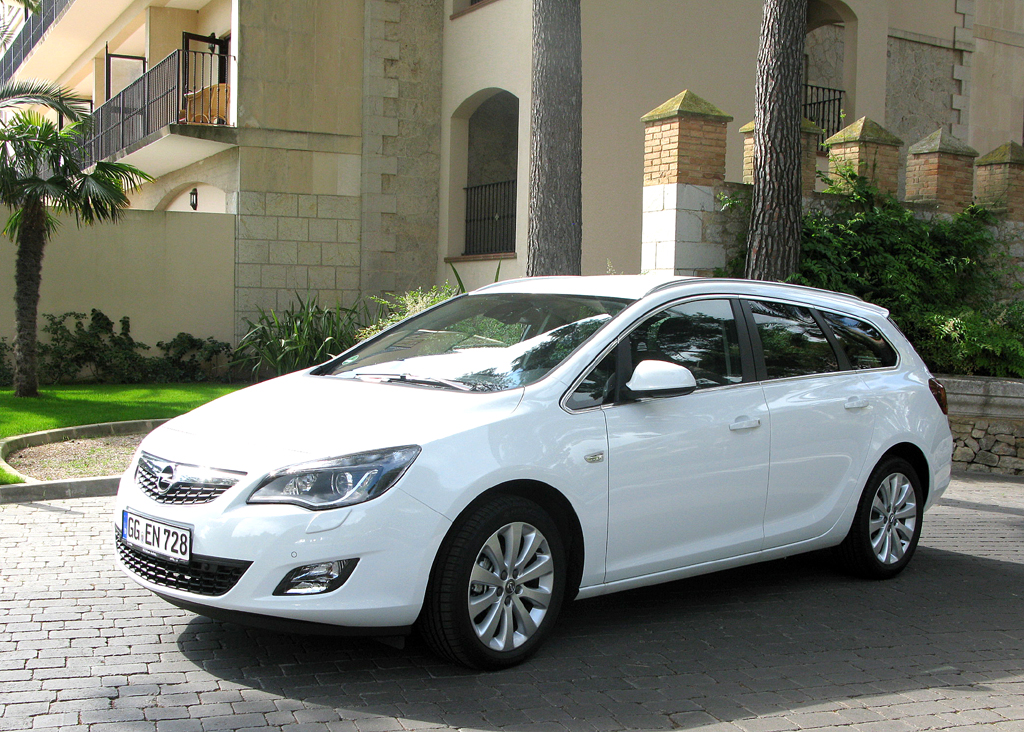 Opel Astra Sports Tourer: Der formschöne Kombi ist die nutzwertigere Variante ... 