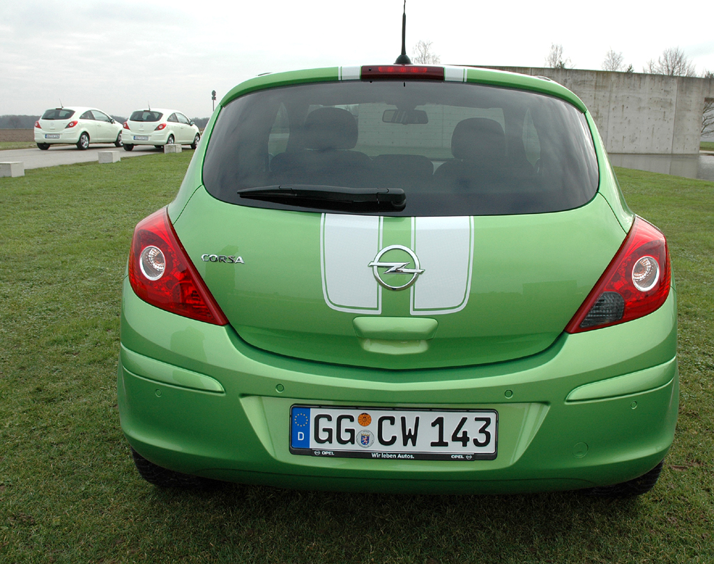 Opel Corsa: ... mit langen schwarzen oder in diesem Fall weißen Streifen erweitert worden. 