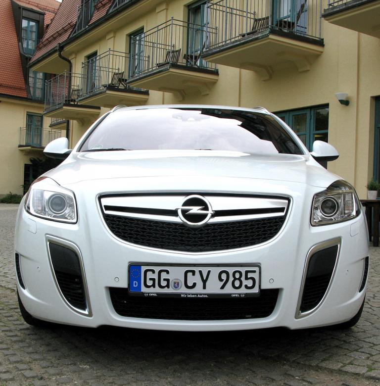 Opel Insignia OPC: ... 270 Stundenkilometern Höchstgeschwindigkeit treibt den Sportler an. 