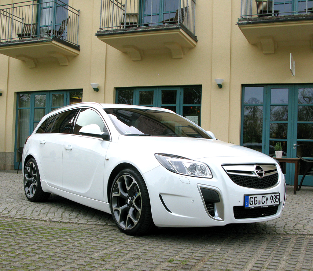 Opel Insignia OPC, hier als Sports Tourer: Ein 325 PS starker Sechszylinder mit bis zu ... 