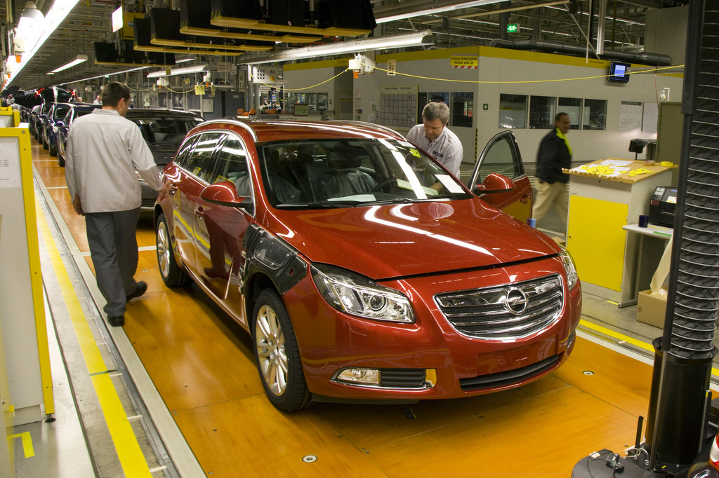Opel kürzt Werksferien und fährt Sonderschichten