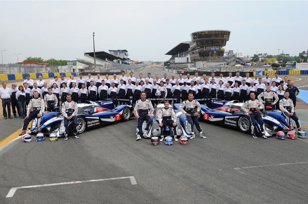 Peugeot 908 mit den Fahrern und dem gesamten Löwen-Team: Statt des bisherigen V12-Triebwerks sorgt jetzt ein 3,7-Liter-V8-Turbodiesel mit rund 550 PS für jede Menge Schub.