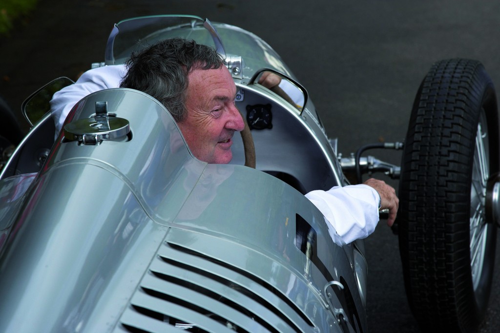 Pink Floyd-Drummer Nick Mason lenkt zum fünften Mal in Folge einen Silberpfeil der Auto Union in Goodwood – dieses Jahr den legendären Typ C von 1936.