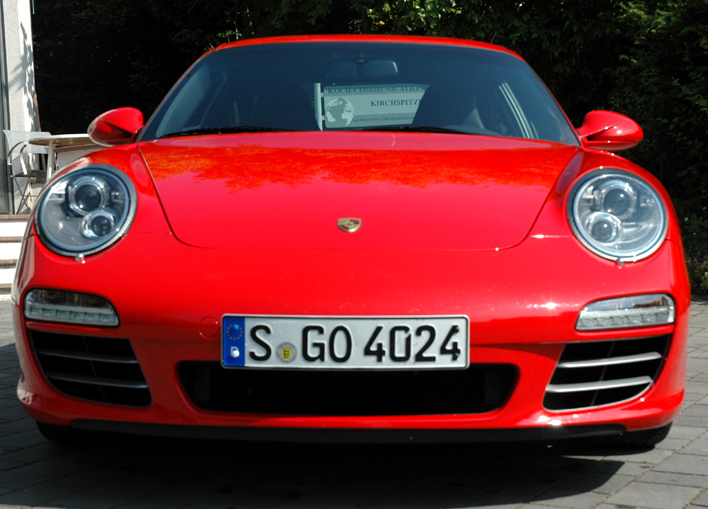 Porsche 911 Carrera 4S Coupé: Blick auf die breite Front des Sportwagens. 