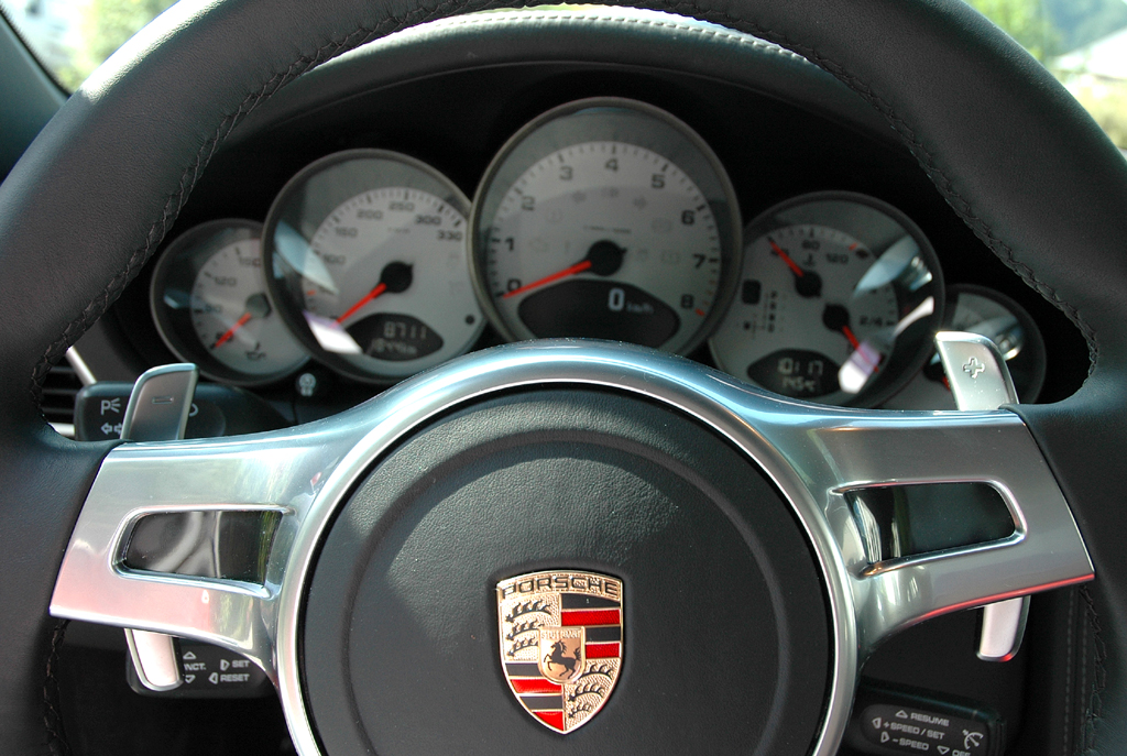 Porsche 911 Carrera 4S Coupé: Blick durch den Lenkradkranz auf die Rundinstrumentierung. 