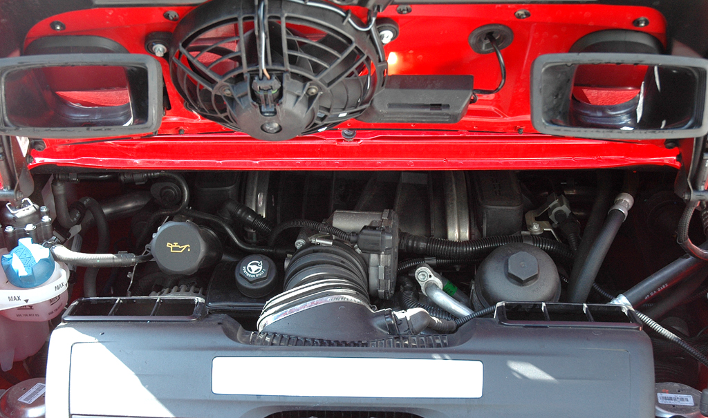 Porsche 911 Carrera 4S Coupé: Blick unter die Haube des 3,8-Liter-Benziners im Heck. 