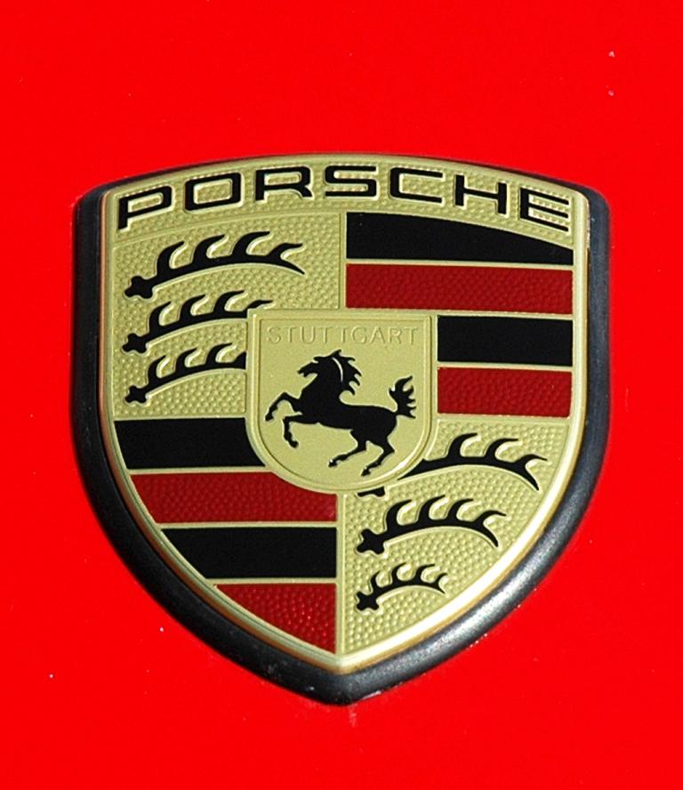 Porsche 911 Carrera 4S Coupé: Das Markenlogo sitzt vorn auf der Kofferraumklappe. 