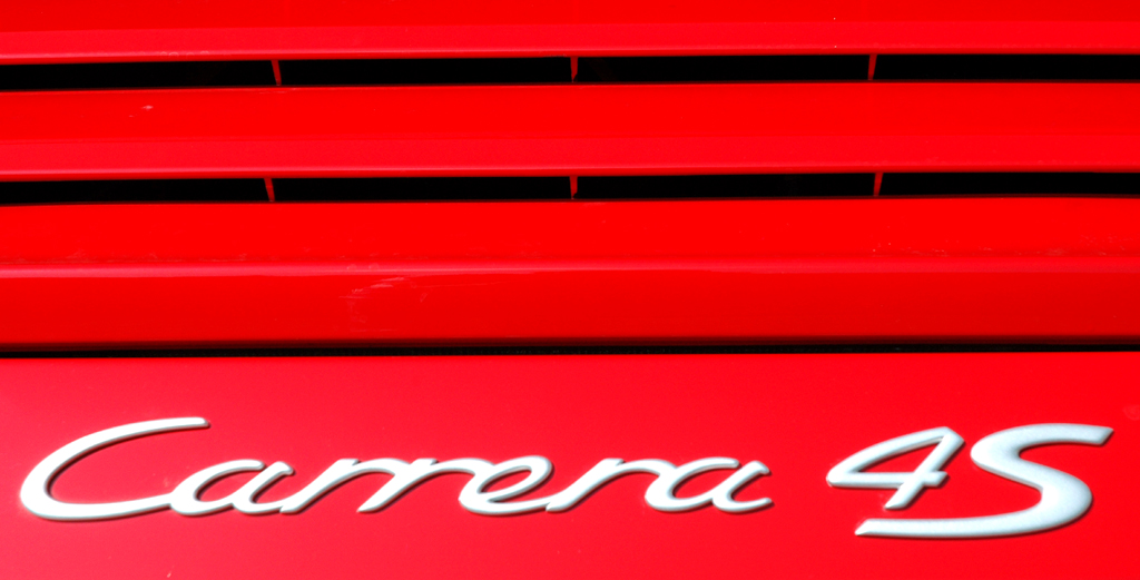 Porsche 911 Carrera 4S Coupé: Modellschriftzug auf der kleinen Motorhaube am Heck. 