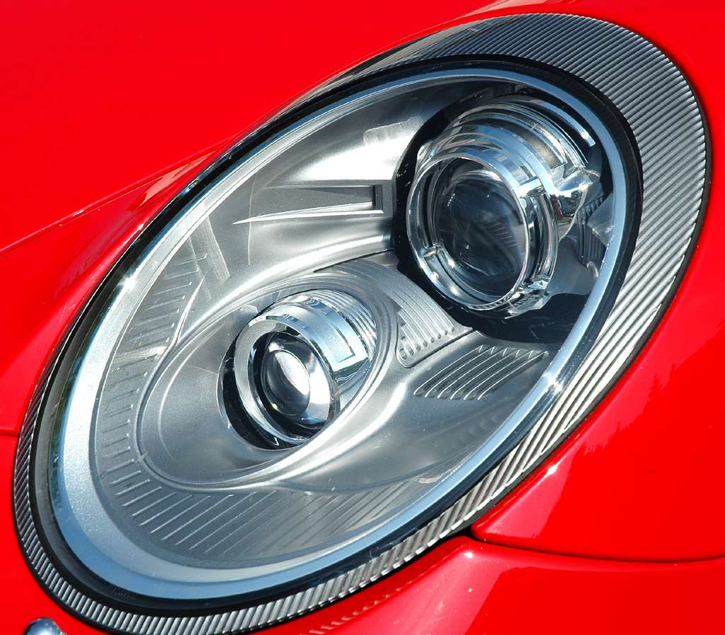 Porsche 911 Carrera 4S Coupé: Moderne Bi-Xenon- und LED-Leuchteinheit vorn. 