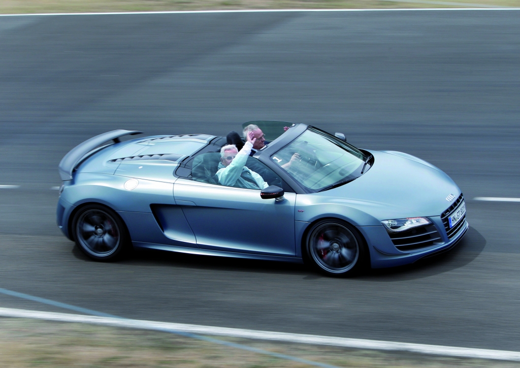 Prof. Dr. Martin Winterkorn, Vorsitzender des Vorstandes der Volkswagen AG und Senator h.c. Helmut Aurenz im neuen Audi R8 GT Spyder in der Einführungsrunde des 24 Stunden Rennen von Le Mans 2011
