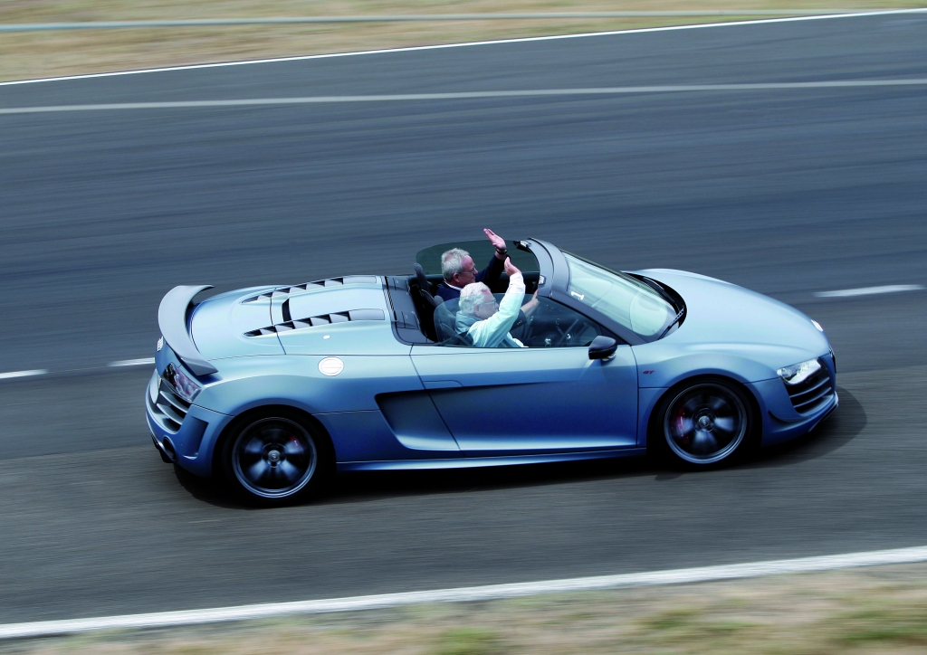 Prof. Dr. Martin Winterkorn, Vorsitzender des Vorstandes der Volkswagen AG und Senator h.c. Helmut Aurenz im neuen Audi R8 GT Spyder in der Einführungsrunde des 24 Stunden Rennen von Le Mans 2011