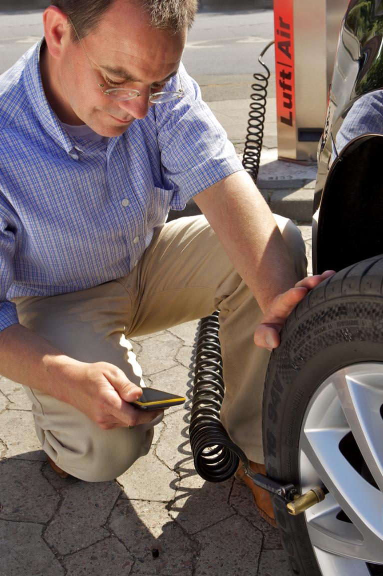 Schlaues Handy: Über ihr Mobiltelefon sollen sich künftig Autofahrer den Reifendruck anzeigen lassen können. Möglich machen soll das der 