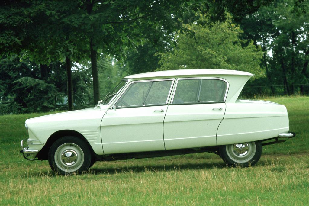 Schräger Autofreund: Markenzeichen des ab 1961 gebauten Citroen Ami6 ist das Glashaus mit dem weit nach hinten ausgestellten Dach. 