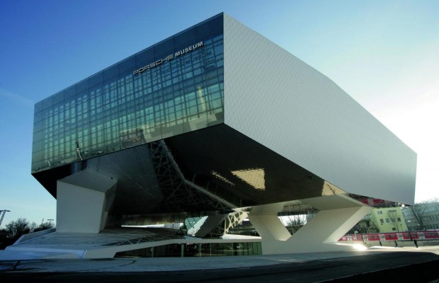 Schulklasse aus Mumbay schafft die erste Million im Porsche-Museum