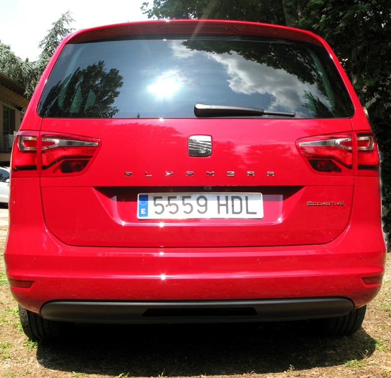 Seat Alhambra: Blick auf die Heckpartie der Großraumlimousine.