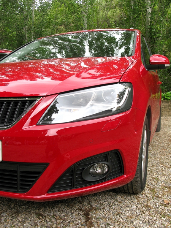 Seat Alhambra: Die Front ist weit nach unten gezogen. 