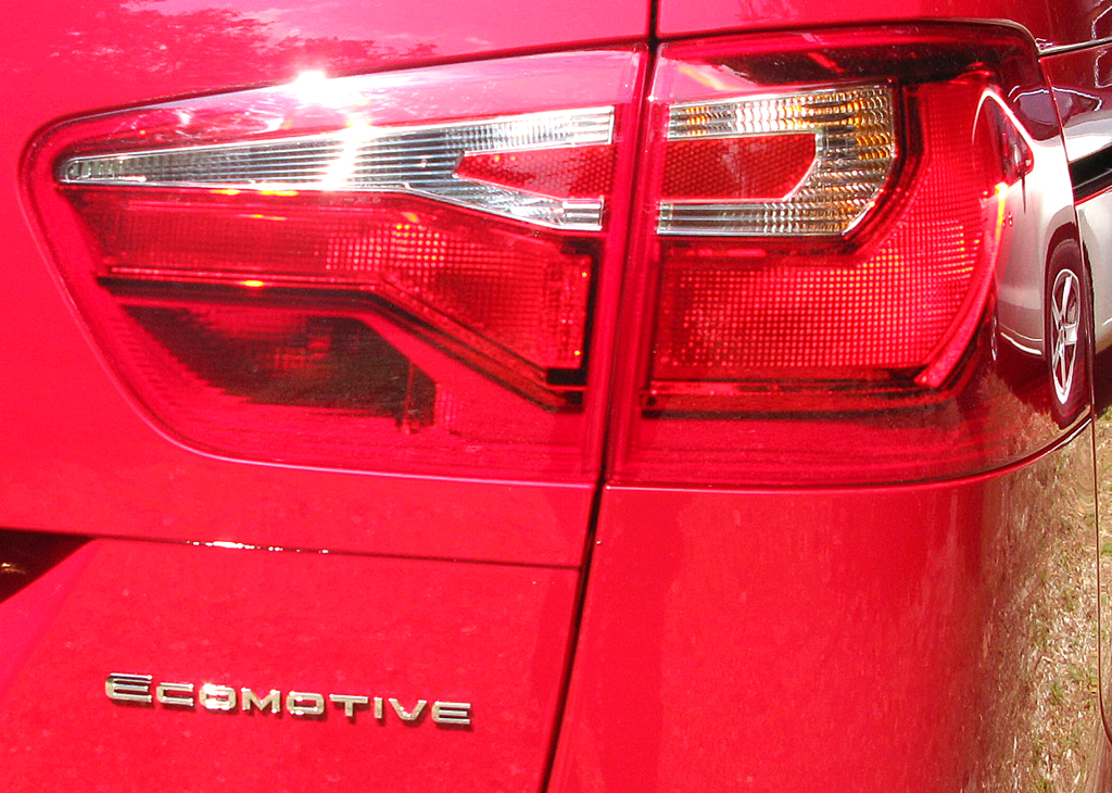 Seat Alhambra: Moderne Leuchteinheit hinten mit Ecomotive-Schriftzug.