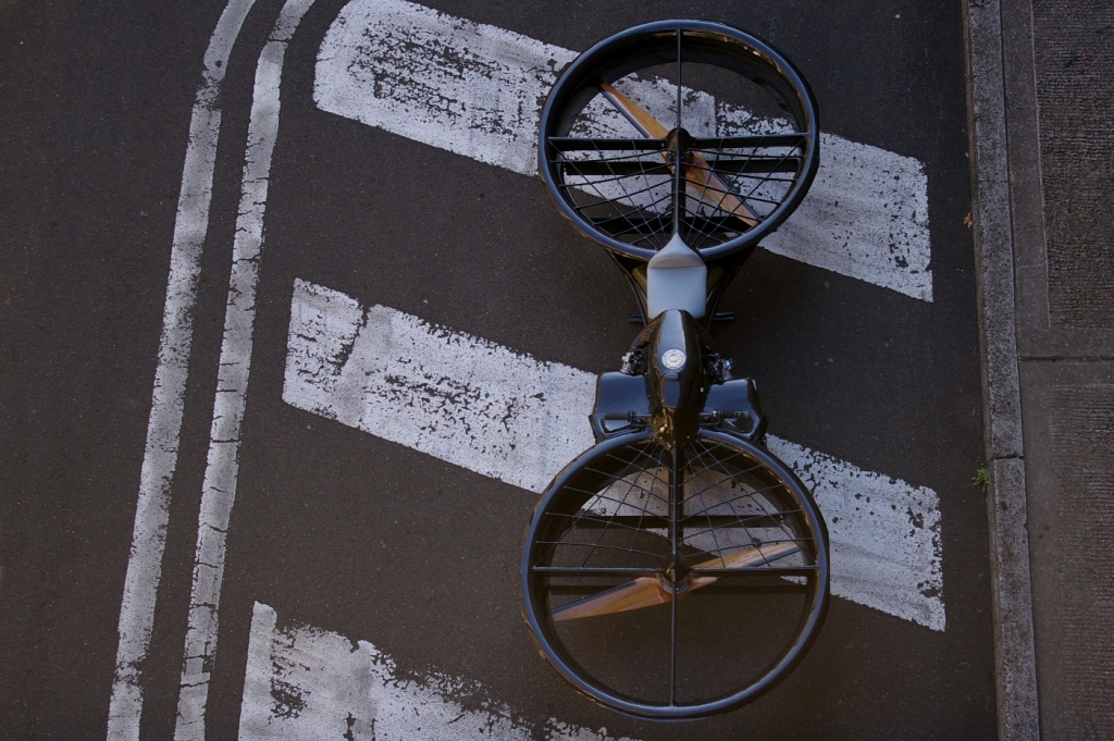 Statt zwei Rädern gibt es hier zwei Propeller, Foto: www.hover-bike.com