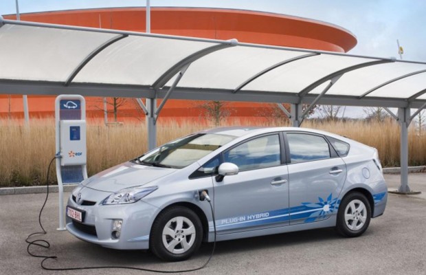 Stromer und Hybridautos besser als die Bahn