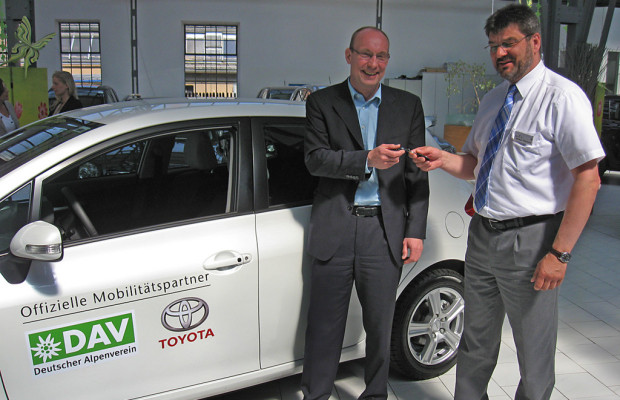 Toyota übergibt Auris Hybrid an Alpenverein