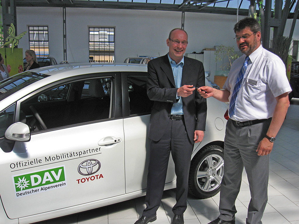 Toyota übergibt Auris Hybrid an Alpenverein