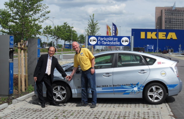 Toyota übergibt Ikea zwei Prius Plug-in