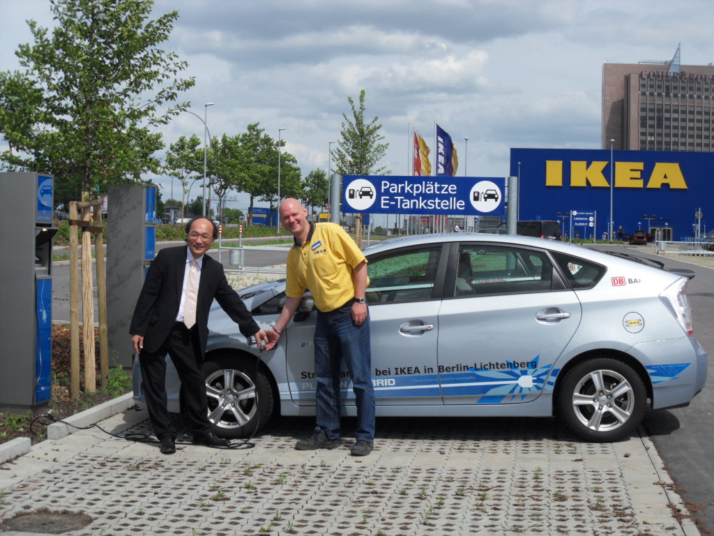 Toyota übergibt Ikea zwei Prius Plug-in
