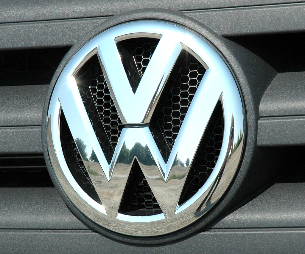 VW Crafter: Das Markenlogo prangt vorn groß im Kühlergrill. 