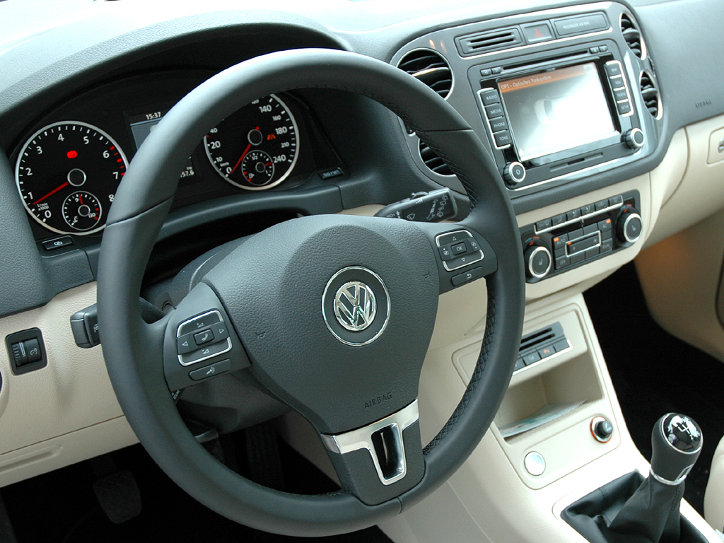 VW Tiguan: Blick ins übersichtlich gestaltete Cockpit. 