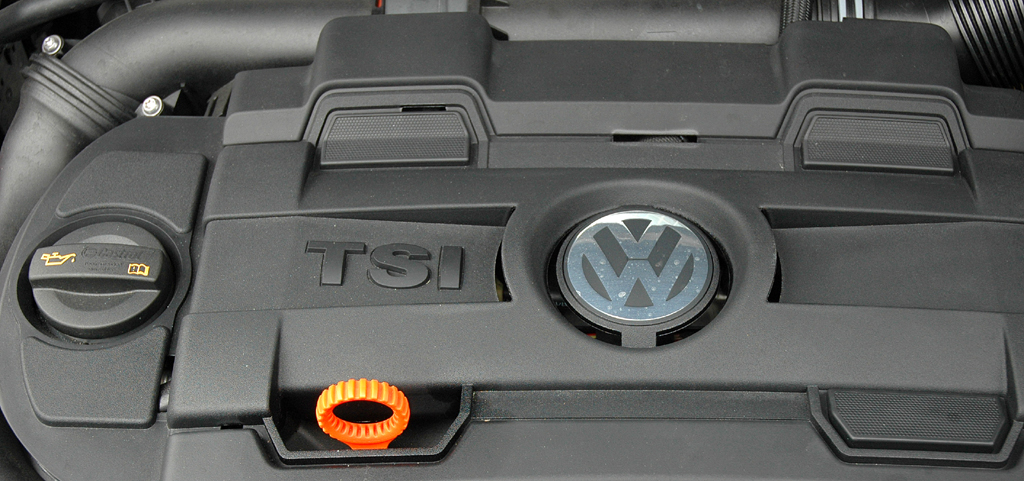 VW Tiguan: Blick unter die Motorhaube, hier eines TSI-Benzindirekteinspritzers. 